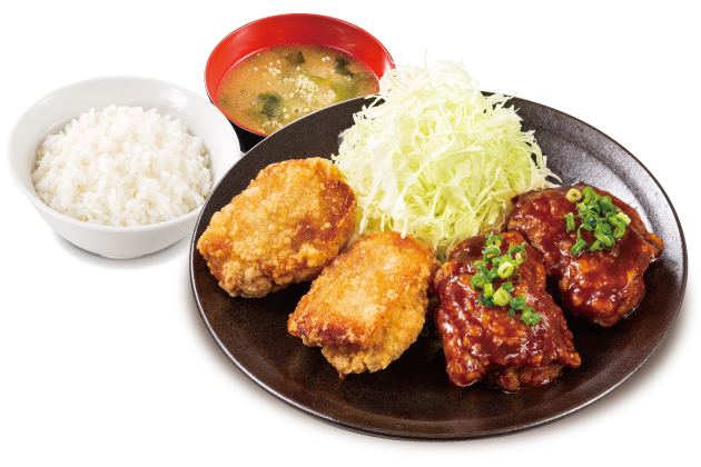 Set meal of deep-fried chicken is a combination of regular karaage and sweet and fried karaage. Sesame garlic sauce is an additional charge.