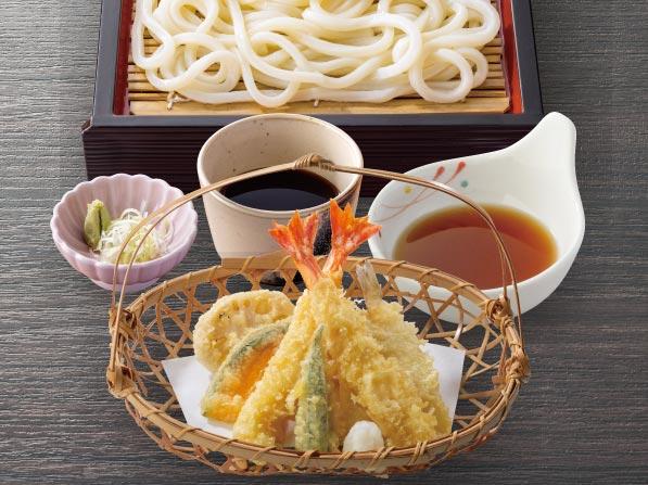 天ぷらうどん 半熟玉子天とちくわ天 冷しぶっかけうどん（486円）」 2022年8月