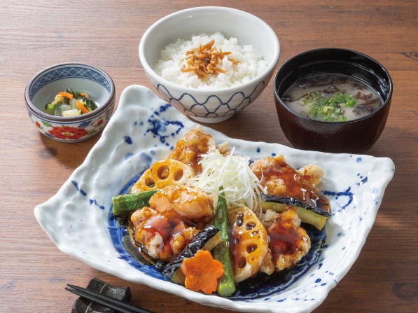 若鶏の竜田揚げと野菜の黒酢あんかけと定食セット | 藍屋のお手軽