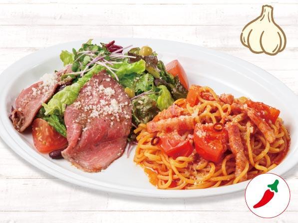 베이컨과 고추 아라비아 타 스파게티 콤비 플레이트 | 구운 쇠고기