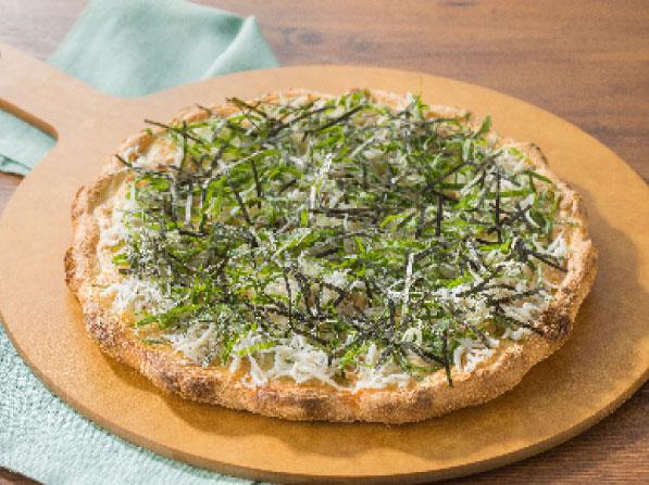 Shonan-style Pizza topped with plenty of whitebait and shiso leaves | Pizza  | Grazie Gardens（グラッチェガーデンズ）| Skylark Group