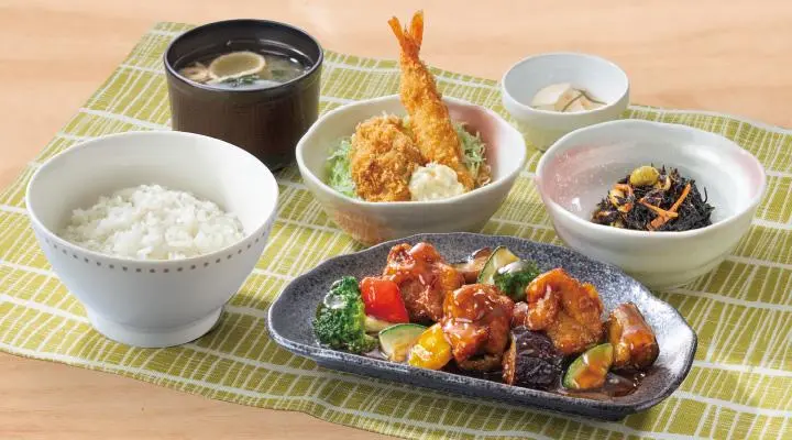 Deep-fried colorful vegetables in black vinegar with fried Deep