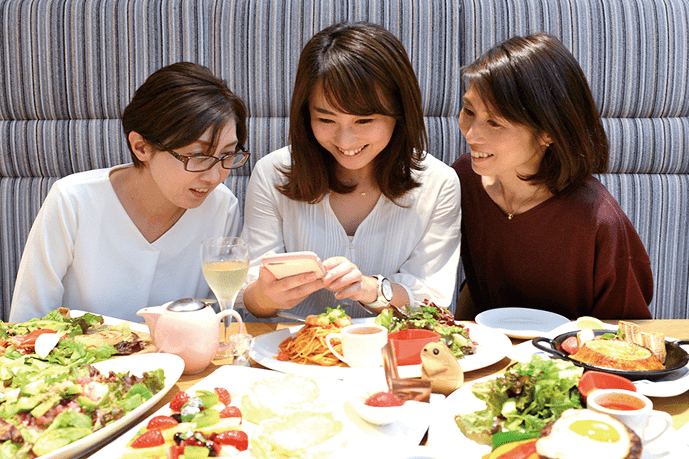 楽しそうにお食事を