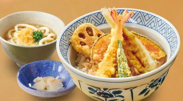 Lunch set of tempura rice bowl with choice of small noodles and