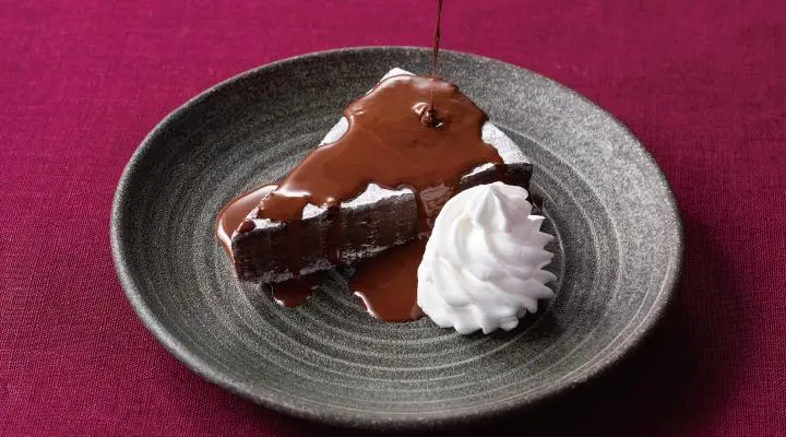 W　チョコケーキ Chocolate cake topped with chocolate sauce (with whipped